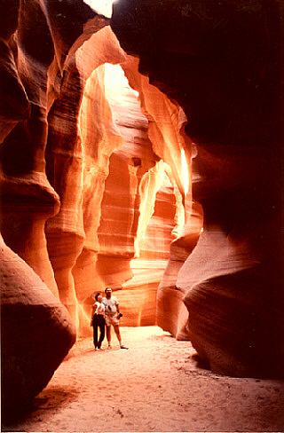 ���z�I�ȃA���e���[�v�E�L���j�I�� Antelope Canyon