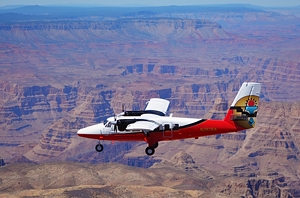 グランドキャニオン上空を飛行機する飛行機の画像