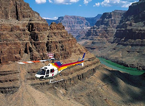 ヘリコプターでグランドキャニオンの谷底へ着陸