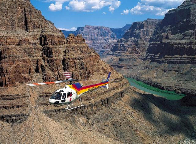 ヘリコプターでグランドキャニオンの谷底へ着陸